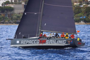 Bodrum, Hindi. 23 Kasım 2024: Yelkenliler Ege Denizi 'nin mavi sularında, ünlü tatil beldesi Bodrum' un kıyılarında rüzgarlı havada yelken açıyorlar..