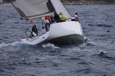 Bodrum, Hindi. 23 Kasım 2024: Yelkenliler Ege Denizi 'nin mavi sularında, ünlü tatil beldesi Bodrum' un kıyılarında rüzgarlı havada yelken açıyorlar..