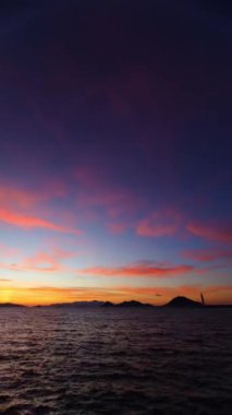Deniz kenti Turgutreis ve muhteşem gün batımları. Bodrum, Hindi. Sosyal medya için dikey video.