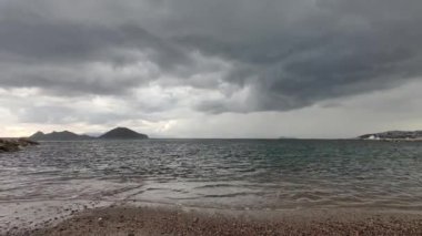 Denizde fırtına bulutları olan güzel bir manzara. Turgutreis, Bodrum. Türkiye.