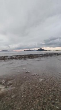 Denizde fırtına bulutları olan güzel bir manzara. Turgutreis, Bodrum. Hindi. sosyal medya için dikey video.