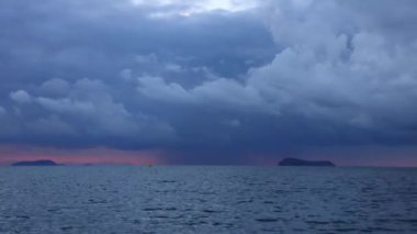 Denizin üzerinde fırtına bulutları. Turgutreis, Bodrum, Türkiye.