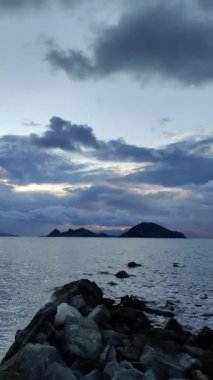 Denizin üzerinde fırtına bulutları. Turgutreis, Bodrum, Türkiye. sosyal medya için dikey video. 