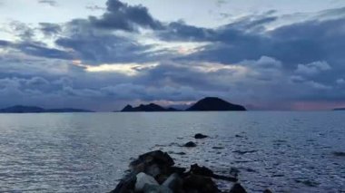 Denizin üzerinde fırtına bulutları. Turgutreis, Bodrum, Türkiye.