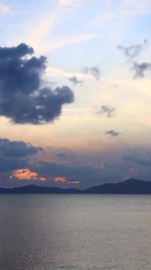 Deniz kenti Turgutreis ve muhteşem gün batımları. Bodrum, Hindi. Sosyal medya için dikey video.
