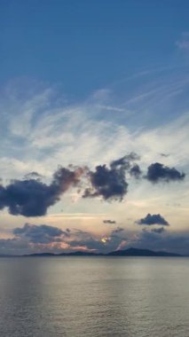 Deniz kenti Turgutreis ve muhteşem gün batımları. Bodrum, Hindi. Sosyal medya için dikey video.