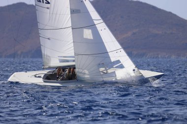 Bodrum, Hindi. 19 Ekim 2024: Yelkenliler Ege Denizi 'nin mavi sularında, ünlü tatil beldesi Bodrum' un kıyılarında rüzgarlı havada yelken açıyorlar..