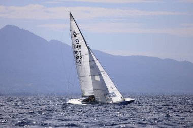 Bodrum, Hindi. 19 Ekim 2024: Yelkenliler Ege Denizi 'nin mavi sularında, ünlü tatil beldesi Bodrum' un kıyılarında rüzgarlı havada yelken açıyorlar..