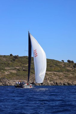 Bodrum, Hindi. 19 Ekim 2024: Yelkenliler Ege Denizi 'nin mavi sularında, ünlü tatil beldesi Bodrum' un kıyılarında rüzgarlı havada yelken açıyorlar..