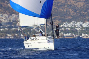 Bodrum, Hindi. 19 Ekim 2024: Yelkenliler Ege Denizi 'nin mavi sularında, ünlü tatil beldesi Bodrum' un kıyılarında rüzgarlı havada yelken açıyorlar..