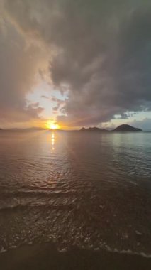 Deniz kenti Turgutreis ve muhteşem gün batımları. Bodrum, Hindi. Sosyal medya için dikey video.