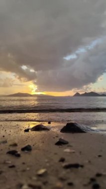 Deniz kenti Turgutreis ve muhteşem gün batımları. Bodrum, Hindi. Sosyal medya için dikey video.