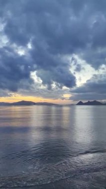 Deniz kenti Turgutreis ve muhteşem gün batımları. Bodrum, Hindi. Sosyal medya için dikey video.