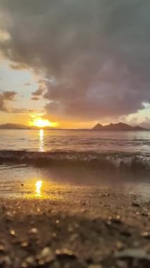 Deniz kenti Turgutreis ve muhteşem gün batımları. Bodrum, Hindi. Sosyal medya için dikey video.