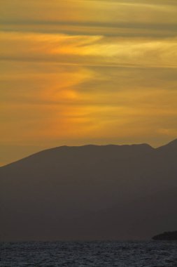 Kızıl günbatımı gökyüzünün bulanık arkaplanı. Renkli bulut arkaplanlı dramatik bir gökyüzü. Kırmızı yanan günbatımı gökyüzü. Boşluğu kopyala.