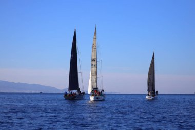 Bodrum, Hindi. 14 Aralık 2024: Yelkenliler Ege Denizi 'nin mavi sularında, ünlü tatil beldesi Bodrum' un kıyılarında rüzgarlı havada yelken açıyorlar..