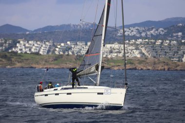 Bodrum, Hindi. 15 Aralık 2024: Yelkenliler Ege Denizi 'nin mavi sularında, ünlü tatil beldesi Bodrum' un kıyılarında rüzgarlı havada yelken açıyorlar..
