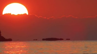 Güneş, denize batıyor. Resim akışını hızlandırmak mümkün.