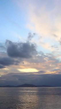 Deniz kenti Turgutreis ve muhteşem gün batımları. Bodrum, Hindi. Sosyal medya için dikey video.