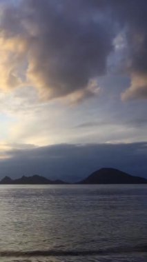 Deniz kenti Turgutreis ve muhteşem gün batımları. Bodrum, Hindi. Sosyal medya için dikey video.