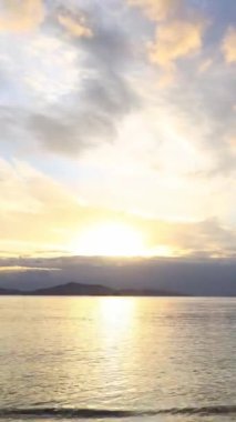 Deniz kenti Turgutreis ve muhteşem gün batımları. Bodrum, Hindi. Sosyal medya için dikey video.