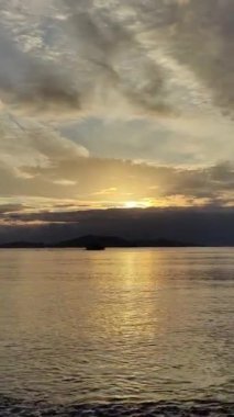 Deniz kenti Turgutreis ve muhteşem gün batımları. Bodrum, Hindi. Sosyal medya için dikey video.