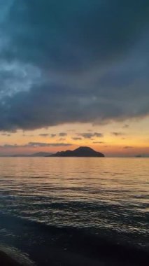 Deniz kenti Turgutreis ve muhteşem gün batımları. Bodrum, Hindi. Sosyal medya için dikey video.