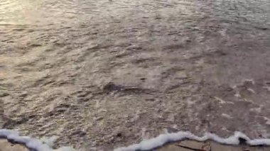 Kum ve su. Su damlaları ile soyut arkaplan yakın dalga. 