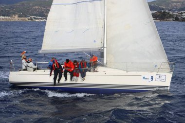 Bodrum, Hindi. 15 Aralık 2024: Yelkenliler Ege Denizi 'nin mavi sularında, ünlü tatil beldesi Bodrum' un kıyılarında rüzgarlı havada yelken açıyorlar..