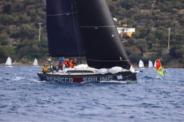 Bodrum, Hindi. 15 Aralık 2024: Yelkenliler Ege Denizi 'nin mavi sularında, ünlü tatil beldesi Bodrum' un kıyılarında rüzgarlı havada yelken açıyorlar..