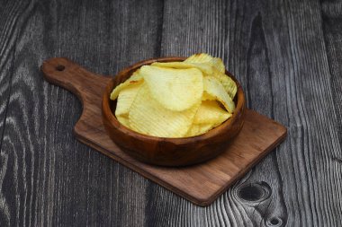 Patates cipsi beyaz arkaplanda izole edildi. Yakın plan.