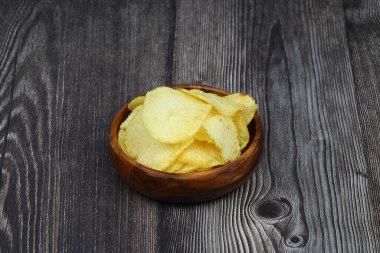 Patates cipsi beyaz arkaplanda izole edildi. Yakın plan.