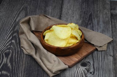 Patates cipsi beyaz arkaplanda izole edildi. Yakın plan.