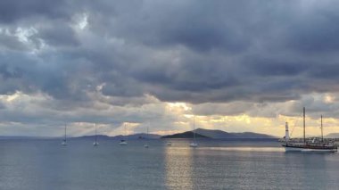 Gün batımında deniz manzarası. Sahildeki deniz feneri. Deniz kenti Turgutreis ve muhteşem gün batımları