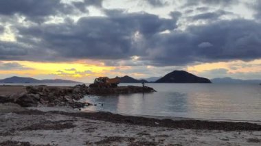 Kamyonlar marina inşaatı için denize taş ve enkaz döküyor..