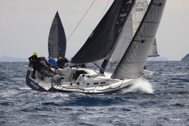 Bodrum, Hindi. 15 Aralık 2024: Yelkenliler Ege Denizi 'nin mavi sularında, ünlü tatil beldesi Bodrum' un kıyılarında rüzgarlı havada yelken açıyorlar..