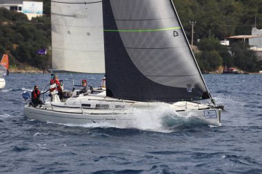 Bodrum, Hindi. 15 Aralık 2024: Yelkenliler Ege Denizi 'nin mavi sularında, ünlü tatil beldesi Bodrum' un kıyılarında rüzgarlı havada yelken açıyorlar..