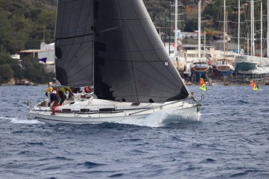 Bodrum, Hindi. 15 Aralık 2024: Yelkenliler Ege Denizi 'nin mavi sularında, ünlü tatil beldesi Bodrum' un kıyılarında rüzgarlı havada yelken açıyorlar..