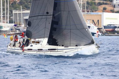 Bodrum, Hindi. 15 Aralık 2024: Yelkenliler Ege Denizi 'nin mavi sularında, ünlü tatil beldesi Bodrum' un kıyılarında rüzgarlı havada yelken açıyorlar..