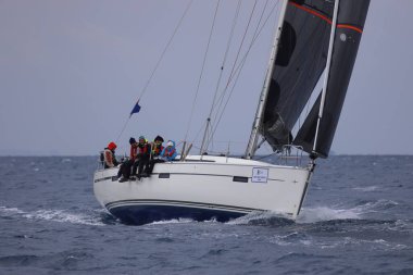 Bodrum, Hindi. 15 Aralık 2024: Yelkenliler Ege Denizi 'nin mavi sularında, ünlü tatil beldesi Bodrum' un kıyılarında rüzgarlı havada yelken açıyorlar..