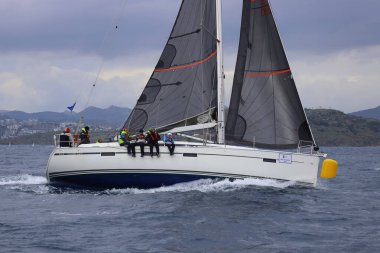 Bodrum, Hindi. 15 Aralık 2024: Yelkenliler Ege Denizi 'nin mavi sularında, ünlü tatil beldesi Bodrum' un kıyılarında rüzgarlı havada yelken açıyorlar..