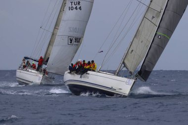 Bodrum, Hindi. 15 Aralık 2024: Yelkenliler Ege Denizi 'nin mavi sularında, ünlü tatil beldesi Bodrum' un kıyılarında rüzgarlı havada yelken açıyorlar..