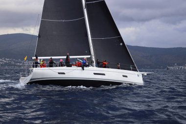 Bodrum, Hindi. 11 Ocak 2025: Yelkenliler Ege Denizi 'nin mavi sularında, ünlü tatil beldesi Bodrum' un kıyılarında rüzgarlı havada yelken açıyorlar..