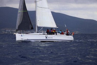 Bodrum, Hindi. 11 Ocak 2025: Yelkenliler Ege Denizi 'nin mavi sularında, ünlü tatil beldesi Bodrum' un kıyılarında rüzgarlı havada yelken açıyorlar..