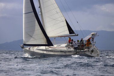 Bodrum, Hindi. 11 Ocak 2025: Yelkenliler Ege Denizi 'nin mavi sularında, ünlü tatil beldesi Bodrum' un kıyılarında rüzgarlı havada yelken açıyorlar..