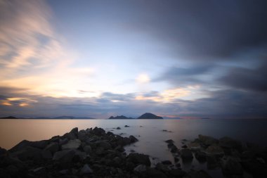 Sahilde gün batımı. Deniz kenti Turgutreis ve muhteşem gün batımları. Seçici Odaklanma. Uzun pozlu çekim. Huzur sahnesi.