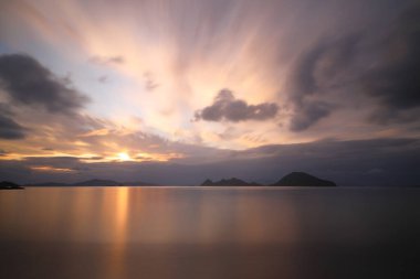 Sahilde gün batımı. Deniz kenti Turgutreis ve muhteşem gün batımları. Seçici Odaklanma. Uzun pozlu çekim. Huzur sahnesi.