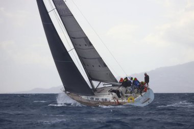 Bodrum, Hindi. 11 Ocak 2025: Yelkenliler Ege Denizi 'nin mavi sularında, ünlü tatil beldesi Bodrum' un kıyılarında rüzgarlı havada yelken açıyorlar..