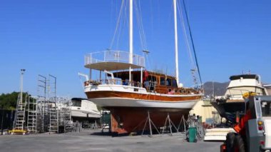 Bodrum, Mugla, Türkiye. 25 Eylül 2024: Tur teknesi bakım için kıyıya getirildi. Vinç tekneyi kıyıya taşıyor..