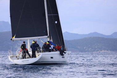 Bodrum, Hindi. 11 Ocak 2025: Yelkenliler Ege Denizi 'nin mavi sularında, ünlü tatil beldesi Bodrum' un kıyılarında rüzgarlı havada yelken açıyorlar..